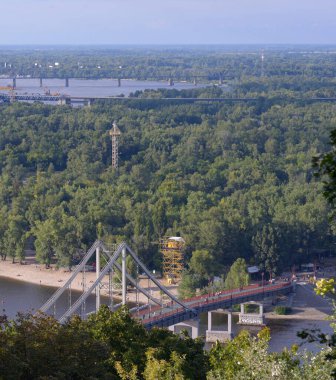 Dnipro nehri manzarası, Truhanov adası, sahil, köprüler. Kyiv, Ukrayna.