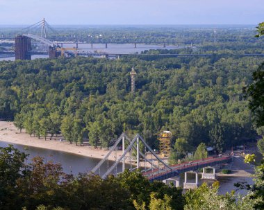 Dnipro nehri manzarası, Truhanov adası, sahil, köprüler. Kyiv, Ukrayna.