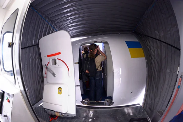 Airbridge Přistál Dveří Osobního Letadla Lidmi Uvnitř Října2018 Borispol Ukrajina — Stock fotografie
