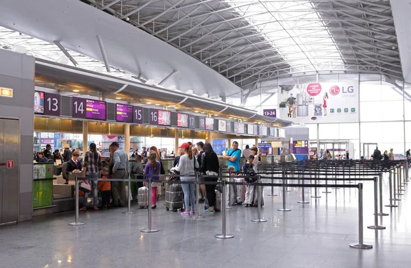 Abreisende Passagiere Stehen Schlange Vor Dem Express Kundenservice Des Flughafens — Stockfoto