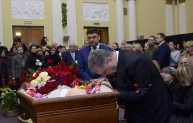 Tabutun yanında duran insanlar son yolculuklarına veda ediyorlar. Ukraynalı filozof Miroslav Popovich 'in cenazesi. 13 Şubat 2018. Kyiv, Ukrayna
