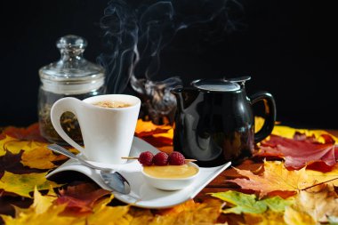 Sonbahar çayı. Akçaağaç sonbahar yapraklı çay, ahşap masada bal kabakulağı ve fil. Sonbahar havası. Sonbahar tarzı yaşam