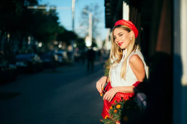 Portrét Mladé Blondýny Červeném Baretu Kožených Červených Kraťasech Pózujících Venku — Stock fotografie