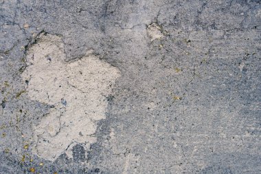 Arka plan sert, gri mavi alçı duvarlardan yapılmış..