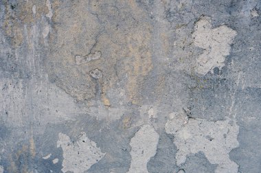 Arka plan sert, gri mavi alçı duvarlardan yapılmış..