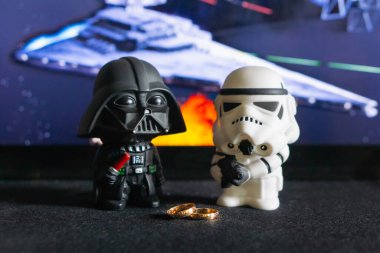 Darth Vader 'ın plastik minyatürlerinin yanında altın alyanslar ve yıldız savaşlarından kalma Stormtrooper.