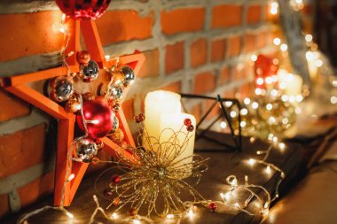 Arka planda yılbaşı süsleri var. Yıldız ışıkları iptal eder