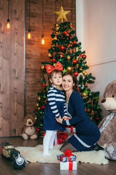 Anne ve kızı Noel 'i ve Noel ağacının yakınındaki yeni yılı kutluyor. — Stok fotoğraf