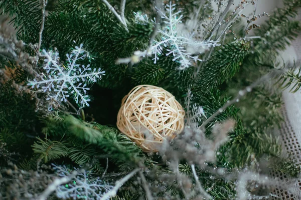 Hermoso árbol de Navidad festivo decorado con bola de Navidad de oro y hocicos blancos — Foto de Stock