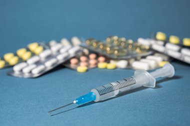 Covid-19 'a karşı bir sürü ilaç ve şırınga. Kandaki şekeri kontrol etmek için insülin ve haplar