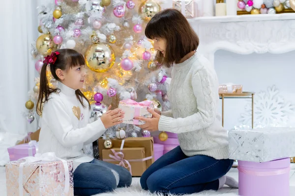 Mutlu anne ve çocuklu Noel ağacı ve hediye kutuları yanında oturuyor — Stok fotoğraf