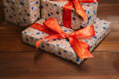 Noel arkaplanı. Tahta masadaki hediye kutuları.