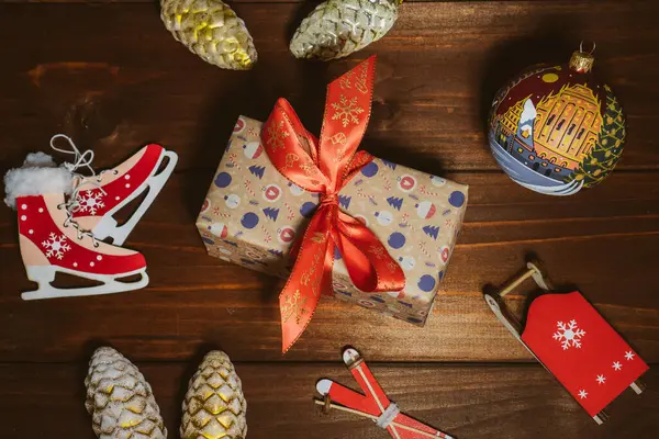 Fondo de Navidad con bolas caja de regalo y decoraciones. Decoración de año nuevo — Foto de Stock