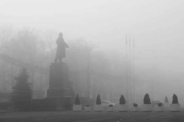 Pomnik Lenina w mglisty ranek w miasto Homel. Statua we mgle — Zdjęcie stockowe