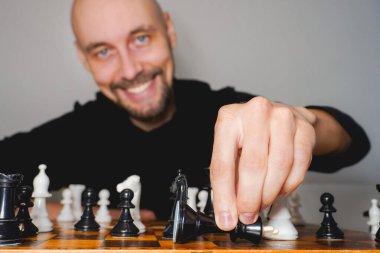 Güvertede satranç oynayan kel adam. Strateji ve rekabet konsepti. Seçici odak