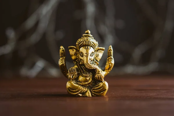 Zlatý lord Ganesha socha na modrém osvětleném pozadí. Slavit festival Lord Ganesha — Stock fotografie
