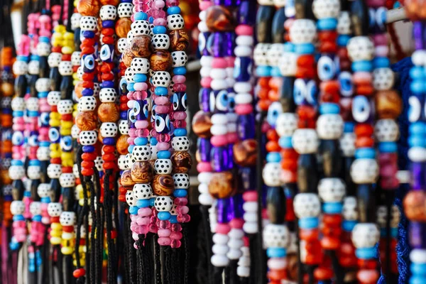 Traditionele Turkse kleurrijke handgemaakte souvenirs in de cadeauwinkel, selectieve focus — Stockfoto