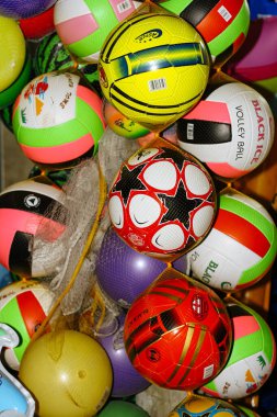 Birçok farklı renkte futbol voleybol plajı ve lastik toplar