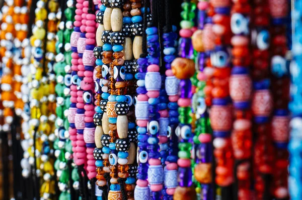 Traditionele Turkse kleurrijke handgemaakte souvenirs in de cadeauwinkel, selectieve focus — Stockfoto