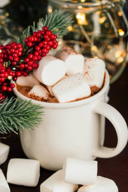 Noel 'de lokumlu sıcak çikolata içeriz. Aydınlatılmış şenlikli dekorasyonda. Seçici odak