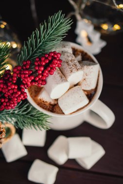 Noel 'de lokumlu sıcak çikolata içeriz. Aydınlatılmış şenlikli dekorasyonda. Seçici odak