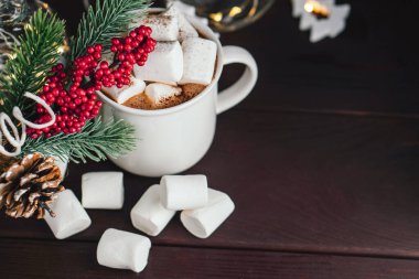 Tebrik kartı. Noel süslemesinde marşmelovlu sıcak çikolata içeriz. Boşluğu kopyala