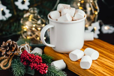 Noel 'de lokumlu sıcak çikolata içeriz. Aydınlatılmış şenlikli dekorasyonda. Seçici odak