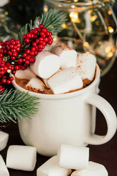 Noel 'de lokumlu sıcak çikolata içeriz. Aydınlatılmış şenlikli dekorasyonda. Seçici odak