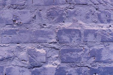 Menekşe rengi doğal desenli eski püskü tuğla duvarın doğrusal olmayan deseni. Mor arkaplan