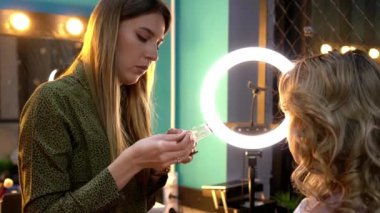 Gerçek zamanlı makyaj sanatçısının kadın bir mankene kirpik eklentileri yaptığı tam zamanlı video.