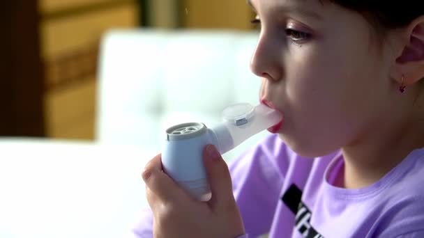 Little girl makes inhalation with medical nebulizer at home. Close up view — Stock videók
