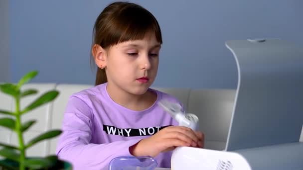 Little girl turn on nebulizer to make inhalation with medical inhaler at home — Αρχείο Βίντεο