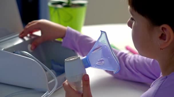 Kleines Mädchen schaltet Vernebler ein, um zu Hause Inhalation mit medizinischem Inhalator zu machen — Stockvideo