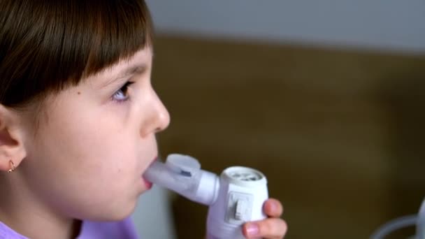 Little girl makes inhalation with medical nebulizer at home. Close up view — Vídeo de Stock