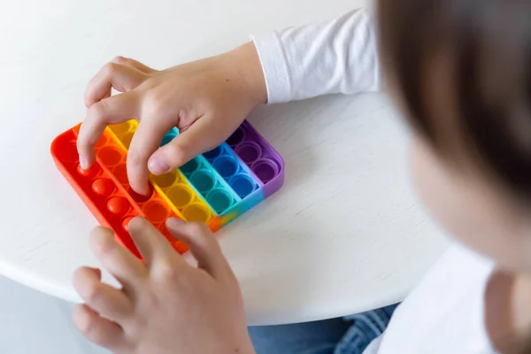 Kız elleri gökkuşağı pop müziğiyle oynarken yakınlaşıyor. Akıl sağlığı oyuncağı konsepti