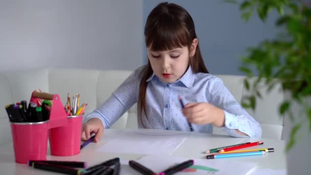Kinderen creativiteit. Kind meisje tekening regenboog met gekleurde potloden op papier thuis — Stockvideo
