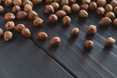 Tahta masadaki kahverengi fındığı kapat. Sağlıklı organik vejetaryen çerez fındığı. Metin için yer