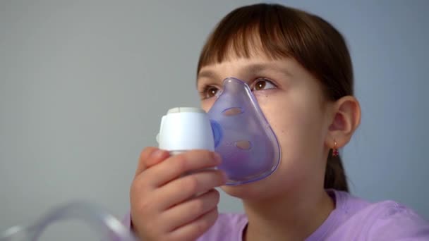 Küçük kız evde nebulizatörle solunum yapıyor. — Stok video