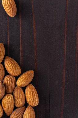 Bademleri koyu ahşap masaya kapatın. Organik sağlıklı protein vejetaryen gıdalar. Arkaplan kopyalama alanı