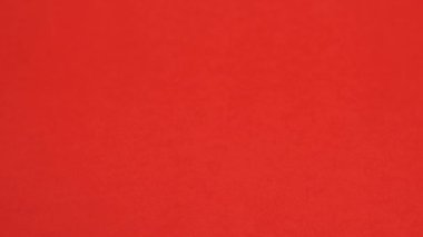 Kırmızı arkaplanda kırmızı kalp hızla süzülüyor