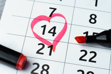 14 Şubat, takvimde kırmızı kalemle işaretlenmiş. Sevgililer Günü, yıldönümü. Kapat.