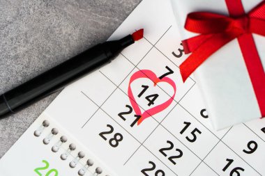 Takvimi 14 Şubat 'taki Sevgililer Günü' nde kırmızı kalp işareti ve hediye kutusuyla kapat