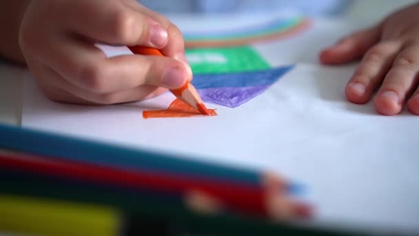 Kinderen creativiteit. Kind meisje tekening regenboog met gekleurde potloden op papier thuis — Stockvideo