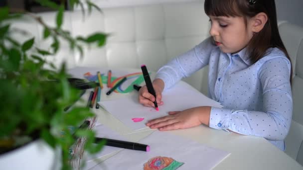 Το παιδί ζωγραφίζει καρδιές σε χαρτί με ροζ μαρκαδόρους. Παιδική δημιουργικότητα. Ημέρα του Αγίου Βαλεντίνου, ευτυχισμένη οικογένεια — Αρχείο Βίντεο