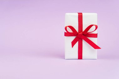 Sevgililer Günü ya da fotokopi çekilen doğum günü konsepti. Kırmızı kurdeleli beyaz hediye kutusu.