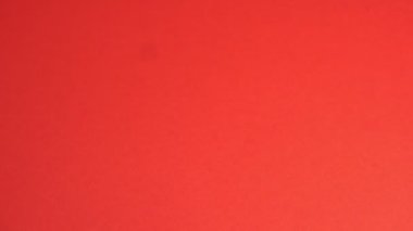 Kadın elleri kırmızı masa üzerine kırmızı kurdeleyle süslenmiş beyaz hediye kutusu koydu. Sevgililer Günü