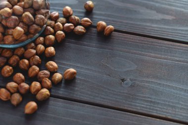 Tahta masadaki kahverengi fındığı kapat. Sağlıklı organik çerez fındığı. Vejetaryen beslenme.