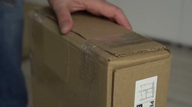 Kapıları kapatın ve karton kutunun içini bıçakla doldurun. Kutu açılıyor