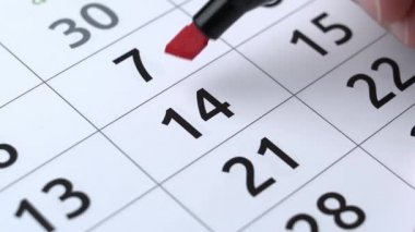 14 Şubat, takvimde kırmızı kalemle işaretlenmiş. Sevgililer Günü. Kapat.