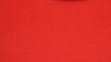 Kırmızı arkaplanda kırmızı kalp hızla süzülüyor